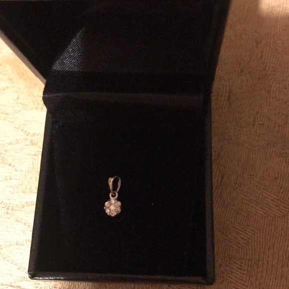 10kt gold 1/20 Cttw round diamond cluster pendant - Picture 2 of 3